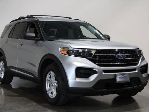 Used 2020 Ford Explorer XLT image 4