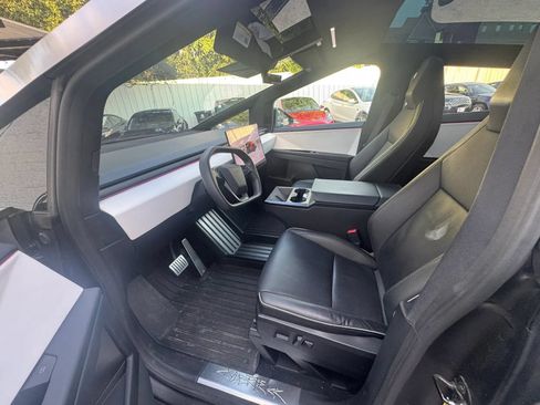 Used 2024 Tesla Cybertruck AWD Crew Cab image 4