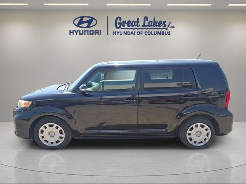 Used 2015 Scion xB FWD image 2