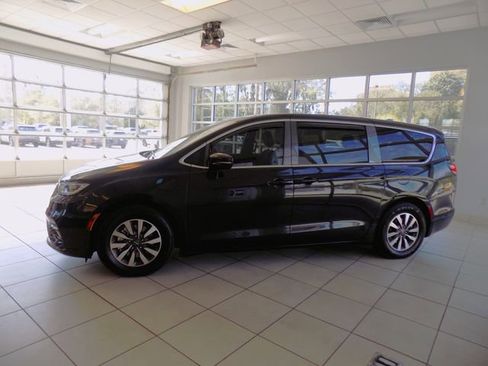 Used 2022 Chrysler Pacifica Touring-L image 4