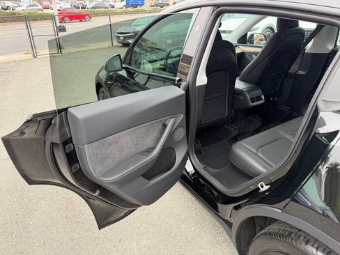 Used 2024 Tesla Model Y Long Range AWD/4WD image 41