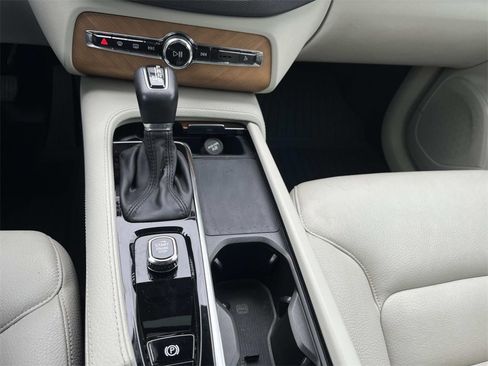 Used 2022 Volvo XC90 T6 Momentum w/ Climate Package image 35