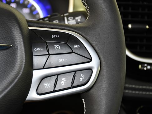 Used 2025 Chrysler Pacifica Select AWD/4WD image 21