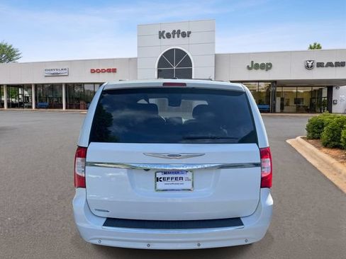 Used 2014 Chrysler Town & Country Touring FWD image 5