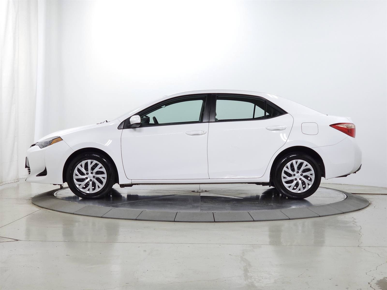 Used 2018 Toyota Corolla LE FWD image 4