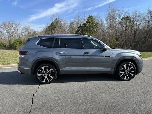 Used 2024 Volkswagen Atlas SEL Premium R-Line image 9
