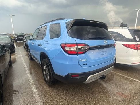 Used 2025 Honda Pilot TrailSport image 2