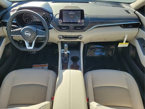 Used 2025 Nissan Altima 2.5 SV FWD image 13