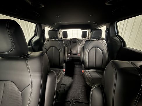 New 2026 Chrysler Pacifica Select image 23