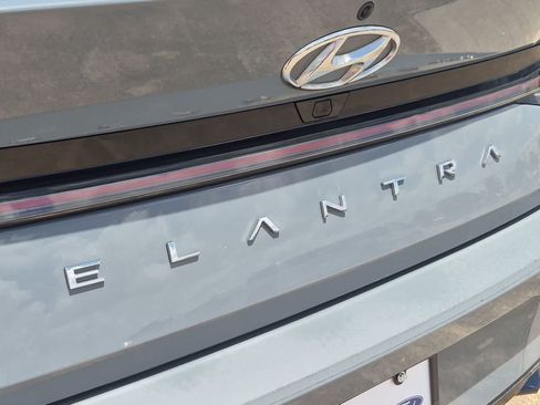 Used 2022 Hyundai Elantra Limited FWD image 32
