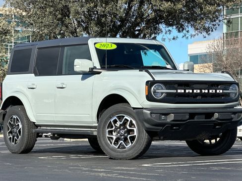 Used 2023 Ford Bronco Outer Banks image 2