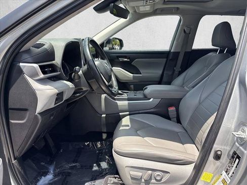 Used 2023 Toyota Highlander XLE AWD/4WD image 10