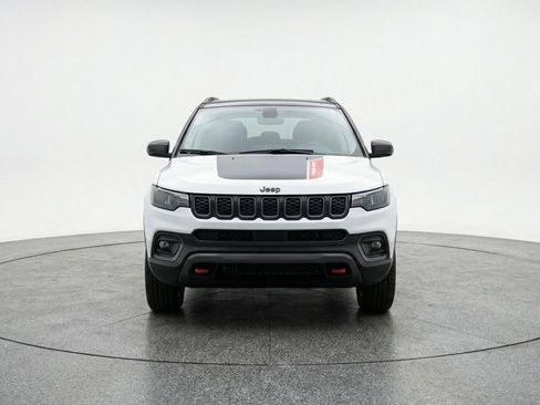 Used 2025 Jeep Compass Trailhawk image 2
