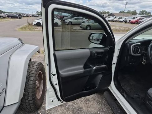 Used 2021 Toyota Tacoma SR5 RWD image 5
