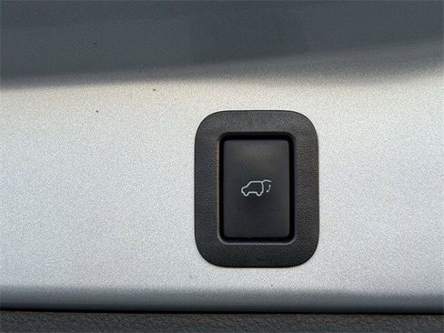 Used 2017 Toyota Highlander SE image 34