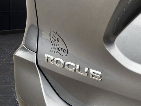 Used 2017 Nissan Rogue SV w/ SV Premium Package image 32