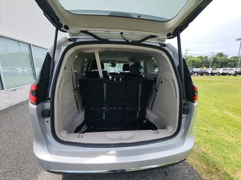 Used 2024 Chrysler Pacifica Limited FWD image 8