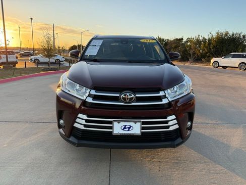 Used 2017 Toyota Highlander XLE image 2