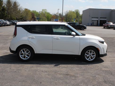 Used 2023 Kia Soul LX w/ LX Technology Package FWD image 4