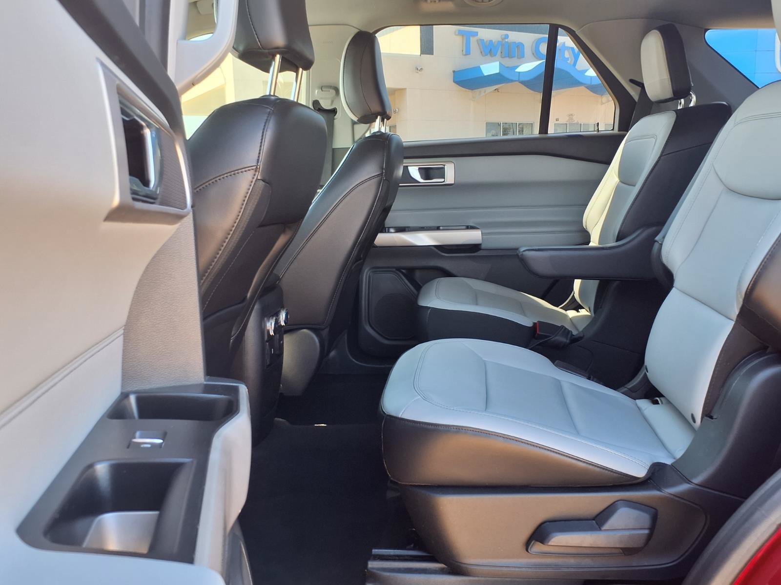 Used 2021 Ford Explorer XLT w/ Equipment Group 202A RWD image 16