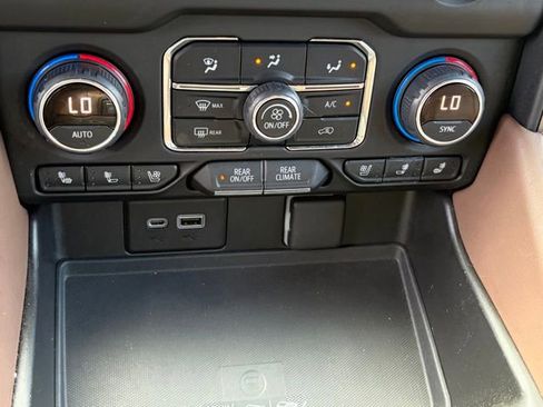 Used 2022 Chevrolet Suburban High Country AWD/4WD image 23