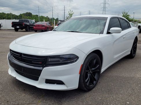 Used 2017 Dodge Charger SE w/ Blacktop Package image 5