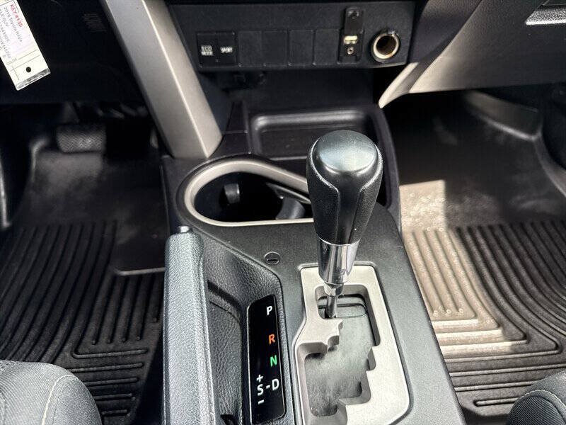 Used 2018 Toyota RAV4 XLE w/ Carpet Mat Package FWD image 30