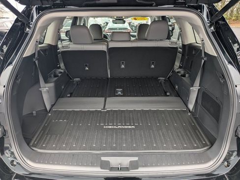 Used 2026 Toyota Highlander XLE image 16