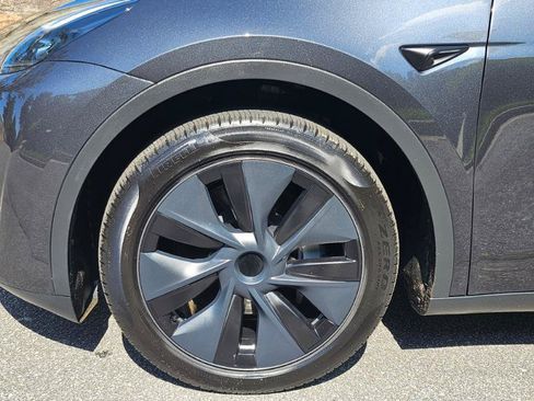 Used 2024 Tesla Model Y Long Range AWD/4WD image 18