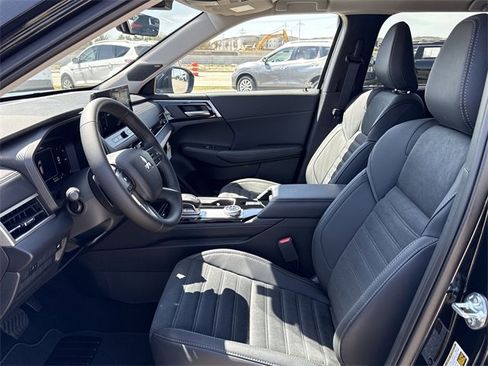 New 2025 Mitsubishi Outlander SE image 12