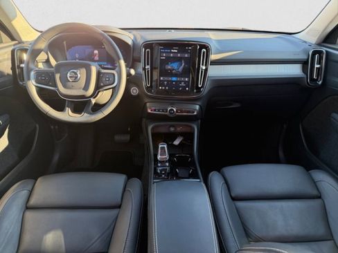 Used 2025 Volvo XC40 B5 Plus image 13