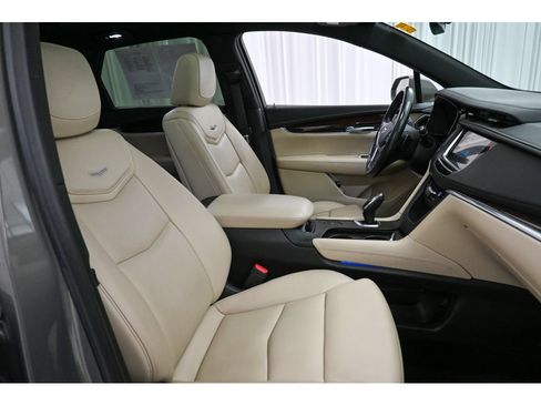 Used 2018 Cadillac XT5 Luxury w/ Driver Awareness Package FWD image 18