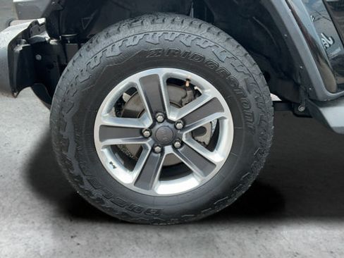 Used 2018 Jeep Wrangler Unlimited Sahara AWD/4WD image 25