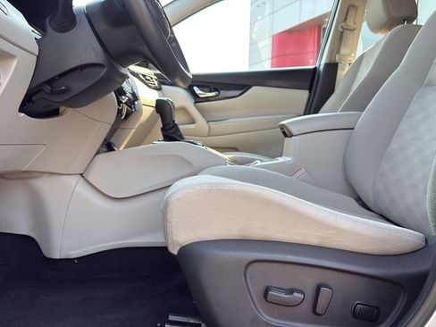 Used 2020 Nissan Rogue Sport SV image 16