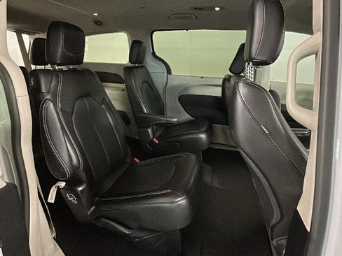 Used 2024 Chrysler Pacifica Touring-L FWD image 28