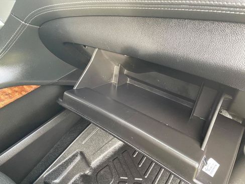 Used 2018 Chevrolet Suburban Premier RWD image 27