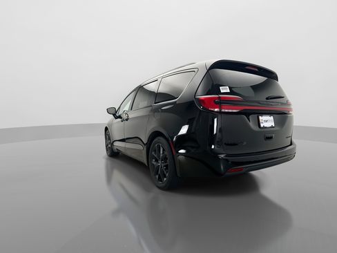 Used 2025 Chrysler Pacifica Limited FWD image 3