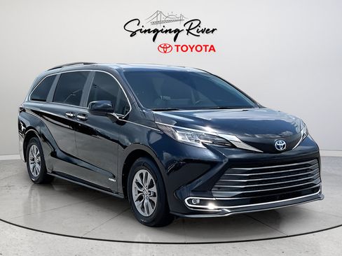Used 2021 Toyota Sienna XLE FWD image 1