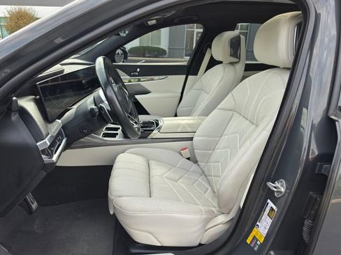 Used 2023 BMW i7 xDrive60 AWD/4WD image 28