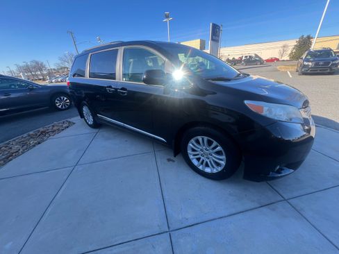Used 2016 Toyota Sienna XLE image 6