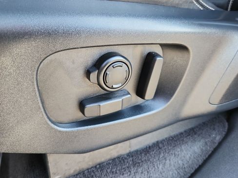 Used 2019 Land Rover Discovery HSE image 14