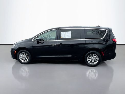 Used 2024 Chrysler Pacifica Touring-L image 4