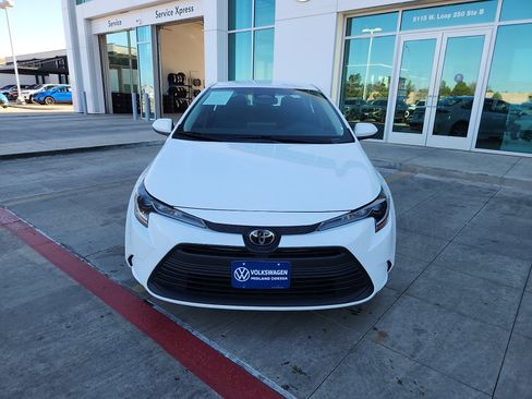 Used 2024 Toyota Corolla LE image 2