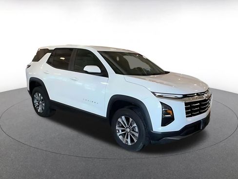 Used 2025 Chevrolet Equinox LT image 2