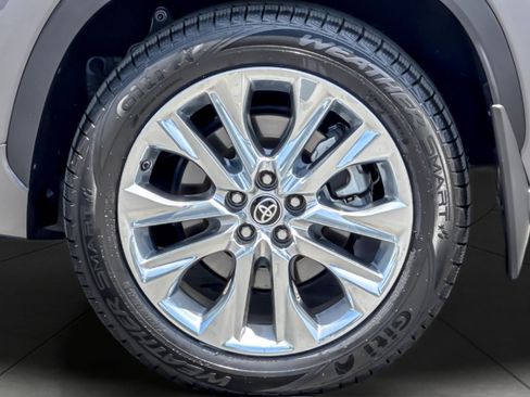 Certified 2024 Toyota Highlander Limited FWD image 26