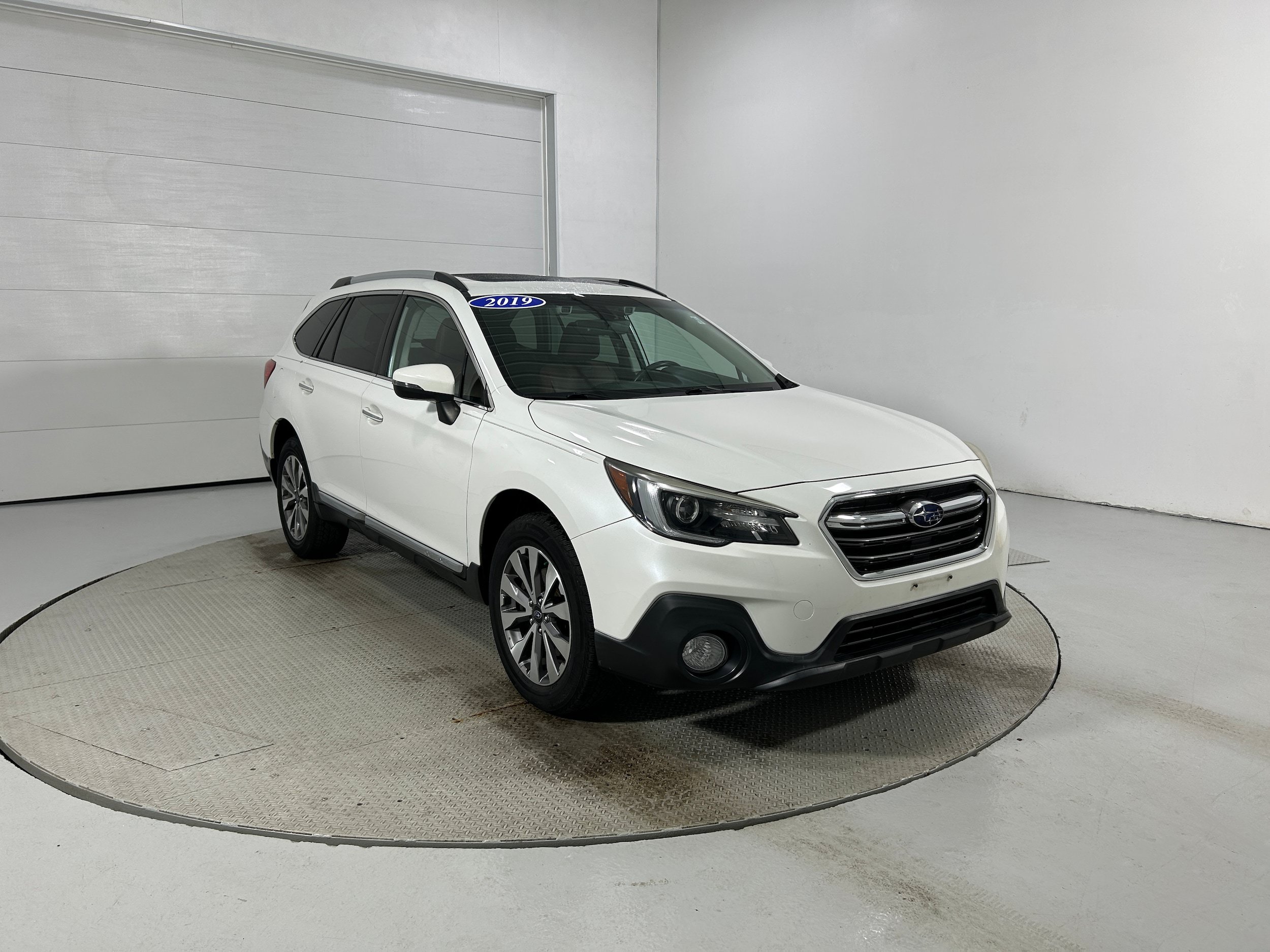 Used 2019 Subaru Outback 2.5i Touring AWD/4WD image 2