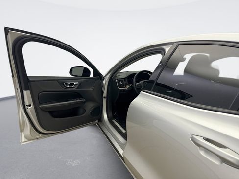 Used 2022 Volvo S60 B5 Momentum w/ Premium Package image 9