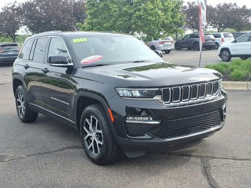 Certified 2023 Jeep Grand Cherokee Limited AWD/4WD image 3