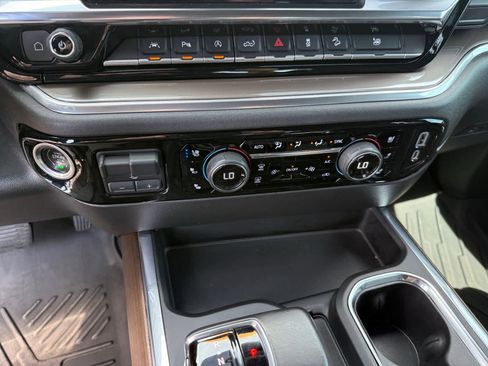 Used 2022 Chevrolet Silverado 1500 High Country w/ Technology Package AWD/4WD image 21