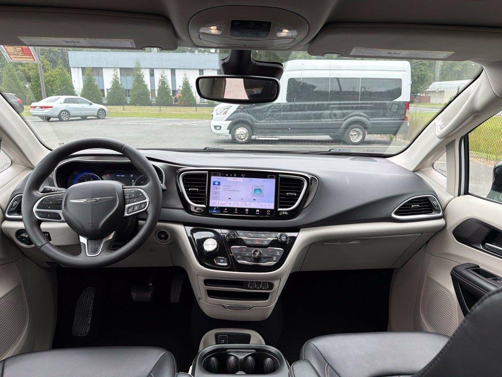 Used 2024 Chrysler Pacifica Touring-L FWD image 8